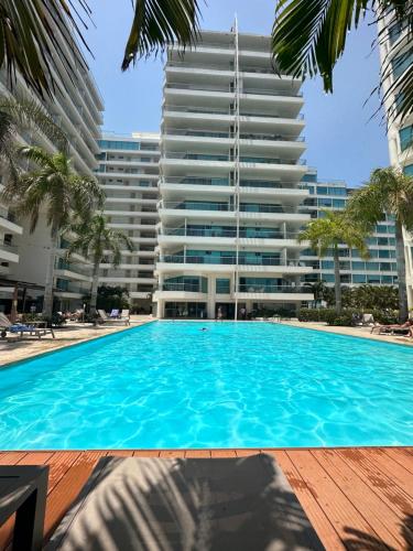 卡塔赫纳Playa -Boquilla -Condominio dentro de Hotel Sonesta的一座高楼前的游泳池