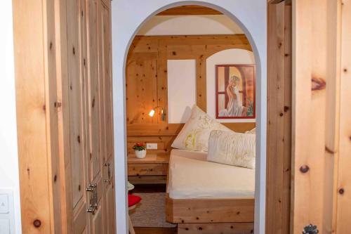 拉萨奥博斯巴恩霍夫弗恩霍夫公寓的一间卧室配有一张带拱门的床