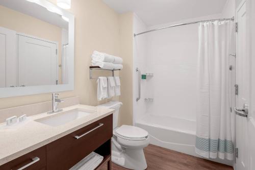 费尔菲尔德TownePlace Suites Cincinnati Fairfield的浴室配有卫生间水槽和淋浴。