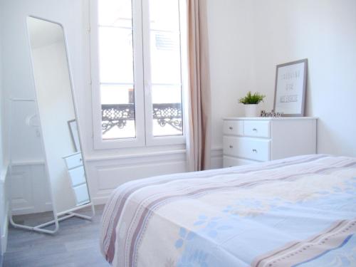 特鲁瓦Bel Appartement Coeur de Ville的白色的卧室设有床和窗户