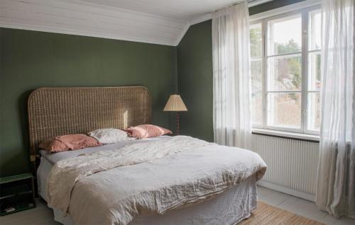 StjärnhovAmazing Home In Stjrnhov With Kitchen的一间卧室配有一张带两个粉红色枕头的床