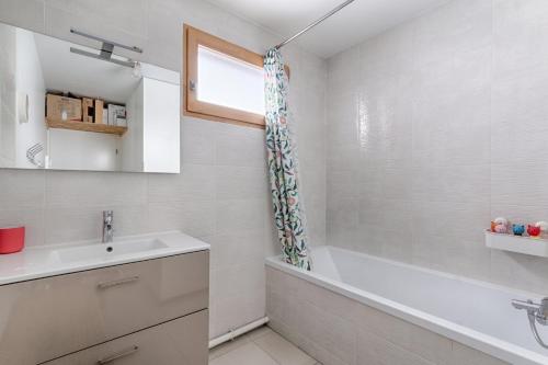 奥贝维利埃Résidor - Lumineux appartement的带浴缸、水槽和浴缸的浴室