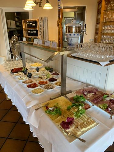 维克Hotel Haferland的自助餐,餐桌上有许多不同类型的食物