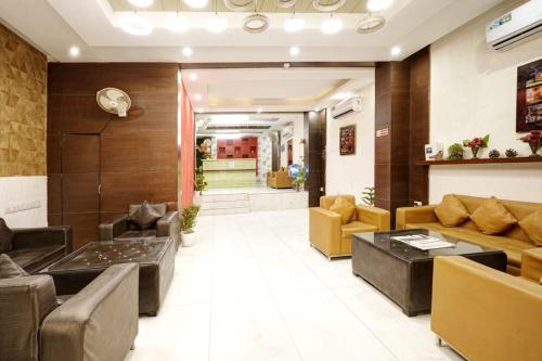 新德里Hotel Claytone Near Delhi Airport的医院的大厅,里面摆放着长沙发和椅子