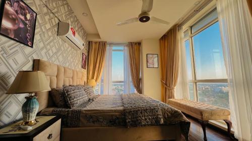 伊斯兰堡High Rise Executive Apartments Facing Centaurus Mall Islamabad的一间卧室设有一张床和一个大窗户