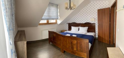 姆热日诺Faro Resort的一间卧室配有一张带蓝色棉被的床和窗户。