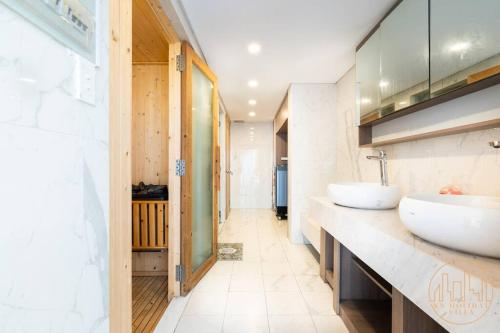 胡志明市KN2 HOLIDAY VILLA的一个带两个盥洗盆的柜台浴室