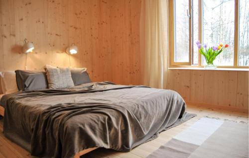 卡特琳娜霍尔姆3 Bedroom Beautiful Home In Katrineholm的一间卧室,配有一张带花瓶的床