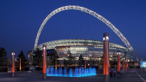 伦敦Ivory Penthouse Next to Wembley Stadium by Imperia Stays的前面有拱门的大建筑