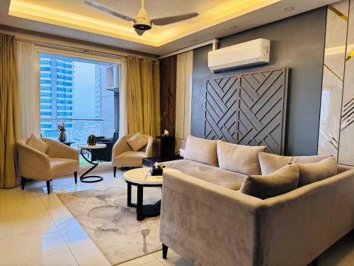 伊斯兰堡Sky Heights Executive Apartments Facing Centaurus Mall Islamabad的客厅配有沙发和椅子
