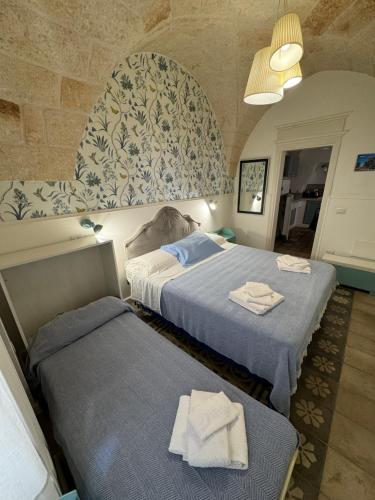 佩兹迪格雷科Casa Mida - Guest House的酒店客房,配有两张带毛巾的床