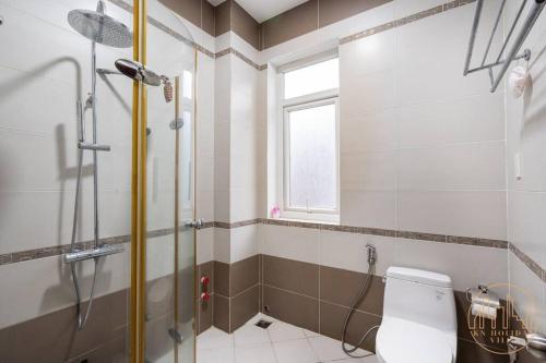 胡志明市KN3 Holiday Villa的带淋浴和卫生间的浴室以及窗户。