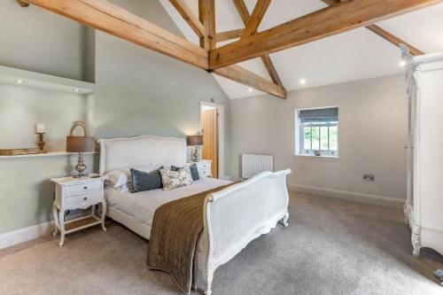 RavensworthDexter的卧室设有白色的床和木制天花板。
