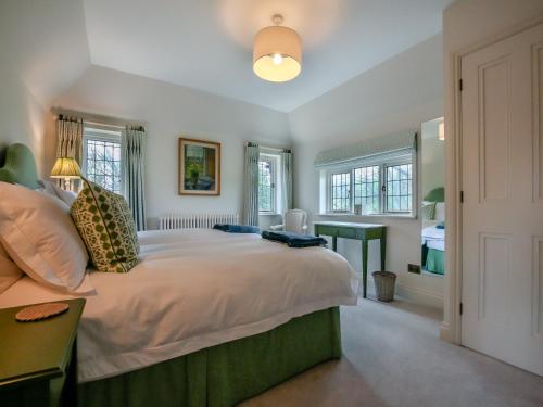 普尔伯勒Keeds Cottage的一间卧室设有一张大床和窗户。