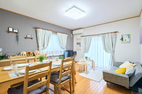 东京Comfy Home Koiwa的用餐室以及带桌椅的起居室。