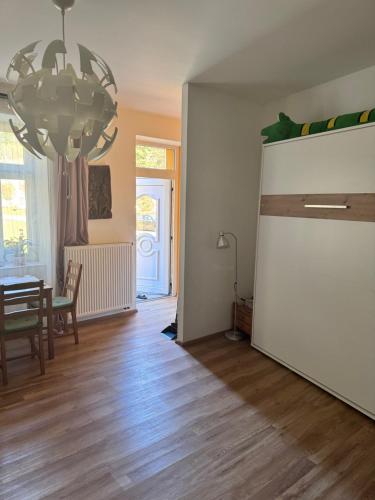 梅图耶河畔特普利采Apartmán U Splavu的客厅配有桌子和大白冰箱