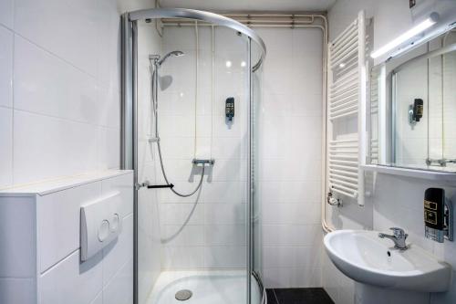 阿姆斯特丹阿姆斯特丹亚特兰蒂斯酒店的带淋浴和盥洗盆的浴室