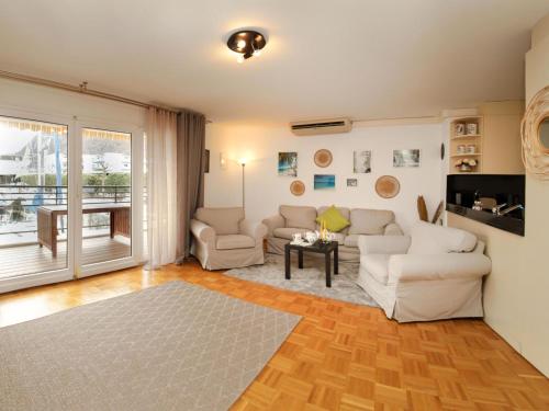 布夫雷Apartment Vasco de Gama B11-R by Interhome的客厅配有两张沙发和一台电视