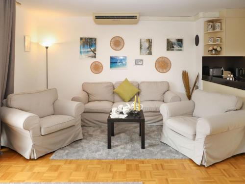 布夫雷Apartment Vasco de Gama B11-R by Interhome的客厅配有两张沙发和一张桌子