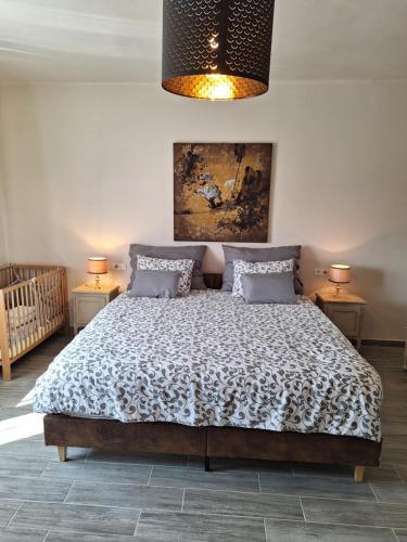 波罗斯洛Melody Huis的一间卧室配有一张床、两盏灯和一幅画
