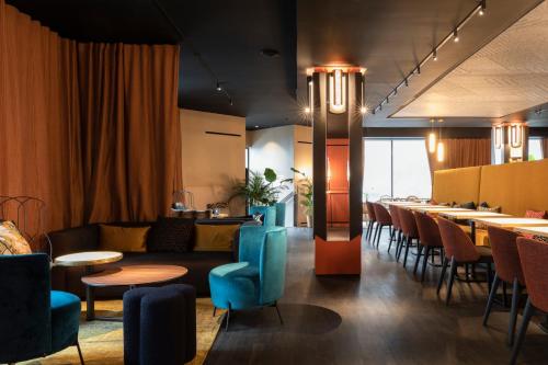 布雷斯特Oceania Le Conti的一间带沙发和桌椅的餐厅