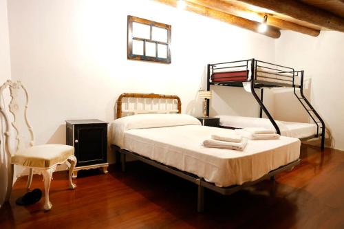 FolgosoA casa dos carros的一间卧室配有两张床和椅子