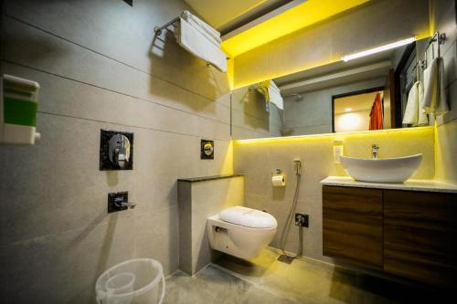 纳特杜瓦拉The RRA Kabras Hotel, Nathdwara的浴室配有白色卫生间和盥洗盆。
