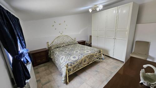 圣乔瓦尼·罗通多Saracen House的一间卧室配有一张床和一个梳妆台