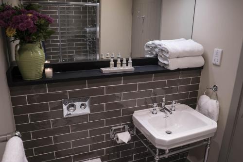 温彻斯特奔马旅馆的一间带水槽和镜子的浴室