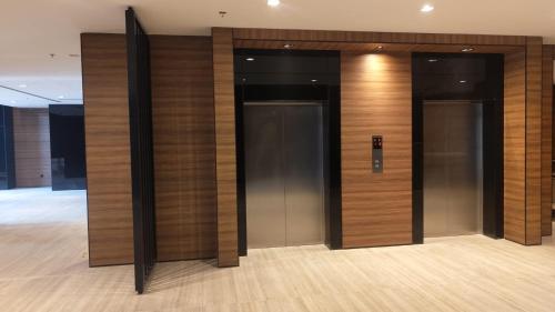 利雅德Manazel Al Diafa Serviced Apartments的大楼内带两部电梯的大堂