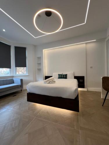 哈罗Luxurious London Studios的卧室设有一张白色大床和天花板