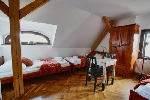 尼萨河畔亚布洛内茨Penzion Pivovar Volt的一间卧室设有两张双层床和一张桌子
