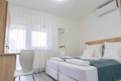 莫劳豪洛姆Farkas Villa Apartmanok的白色卧室配有一张带白色枕头的大床