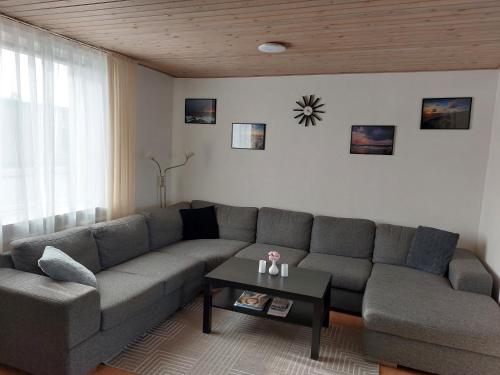 希茨海尔斯Venos rooms的客厅配有沙发和桌子