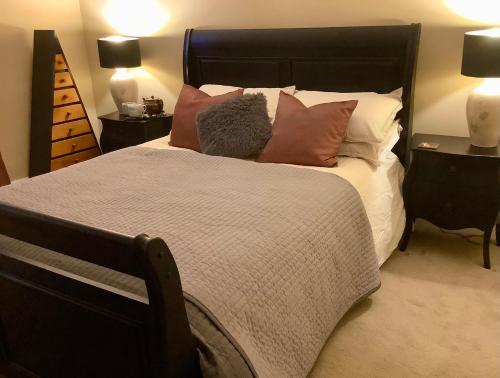 莫法特Holmlea Cottage的一间卧室配有一张带枕头的大床