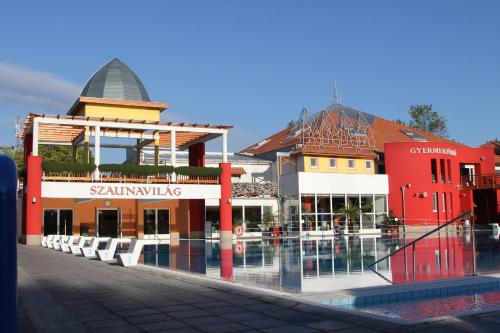 莫劳豪洛姆Farkas Villa的一组建筑,前面有一个游泳池