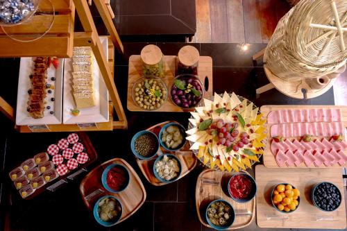 库斯科Union Hotel Cusco的一张桌子上面有很多不同类型的食物