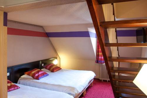 卢尔德圣索沃酒店的一间带两张双层床的卧室和楼梯