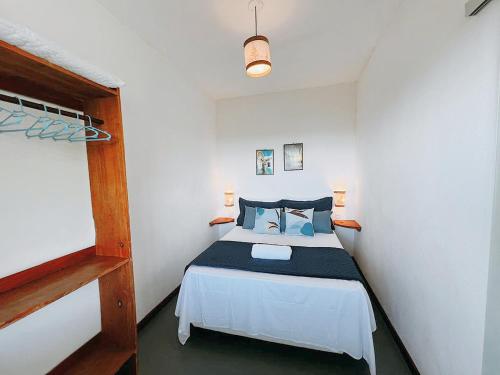 伊塔卡雷Vila Boa Vista Itacaré的一间白色客房内的床铺卧室