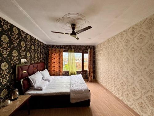 斯利那加Hotel Crescent的一间卧室配有一张床和吊扇
