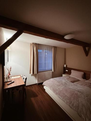 穆赫Gasthaus Lindenhof的一间卧室设有一张大床和一个窗户。