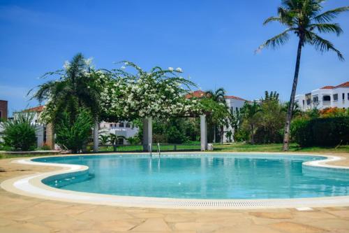 Chalbi residence-beach apartment at sultan palace内部或周边的泳池