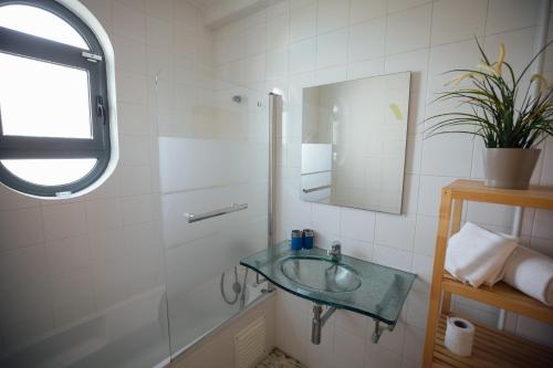 帕尔梅拉Villa Serena -your exclusive private swimming pool的一间带水槽和镜子的浴室