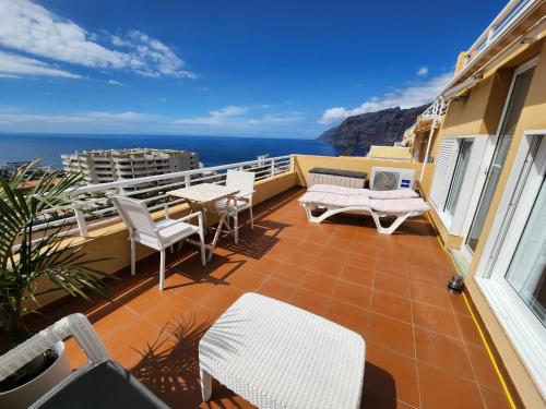 圣地亚哥港Los Gigantes,huge terrace,sea view,air conditioning的一个带桌椅的海景阳台