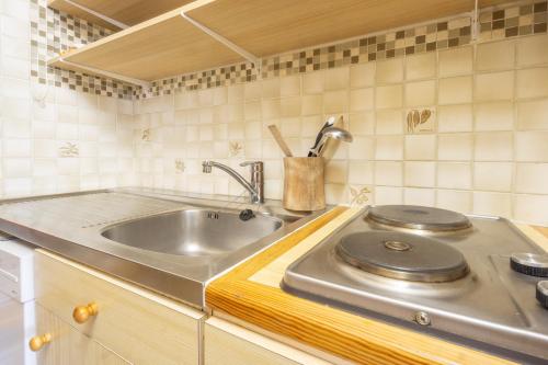 谷雪维尔Les marmottes的厨房配有水槽和台面