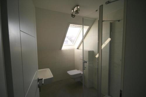 LütowFerienwohnung für sechs Personen - b57584的一间带卫生间和淋浴及窗户的浴室