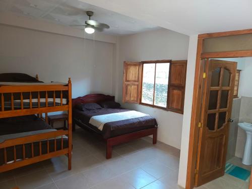 普拉亚斯Playas的一间卧室设有两张双层床和一扇窗户。