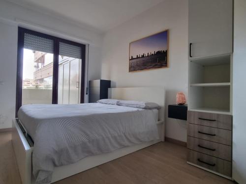罗马Modern Apartment - StarHouse的白色的卧室设有床和大窗户