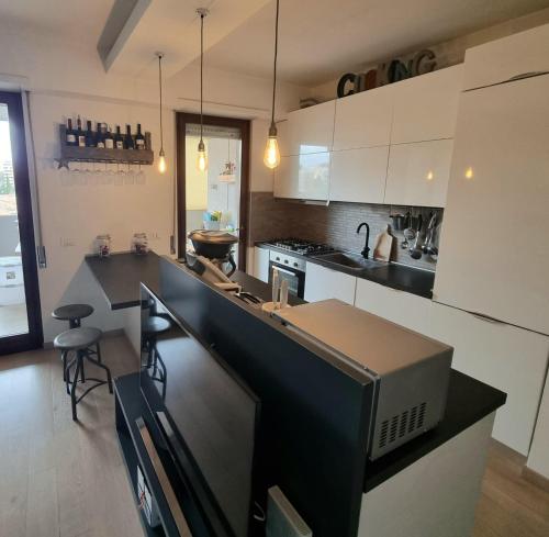 罗马Modern Apartment - StarHouse的厨房配有带微波炉的台面