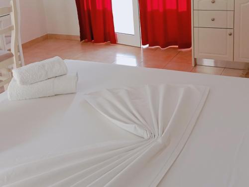 卡萨米尔Hotel Villa Ruci的一张白色的床,上面有两条毛巾